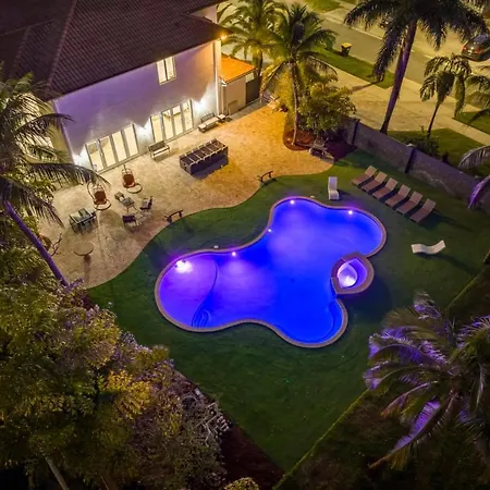 5000 Square Ft Beautiful Mansion W 6Br Hot Tub Playground Movie Theater & Game Room